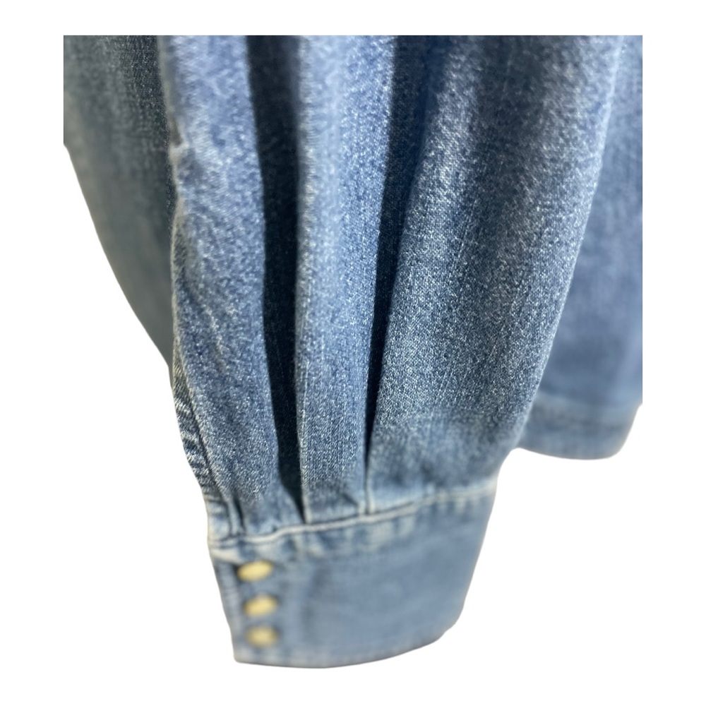 Duluth trading womens snap front pearlized buttons jean shirt. Size small - Picture 6 of 12